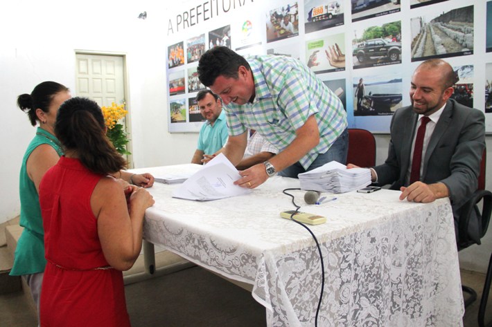 Momento da assinatura do contrato de admissão (Foto: Pedro Costa/Secom)