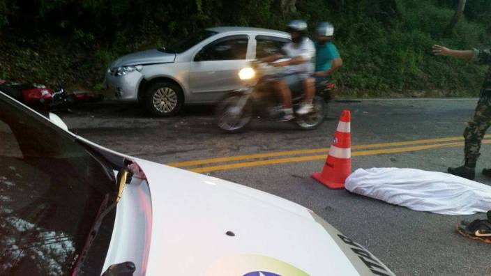 Moto invadiu pista contrária e bateu no carro (Foto: PM)