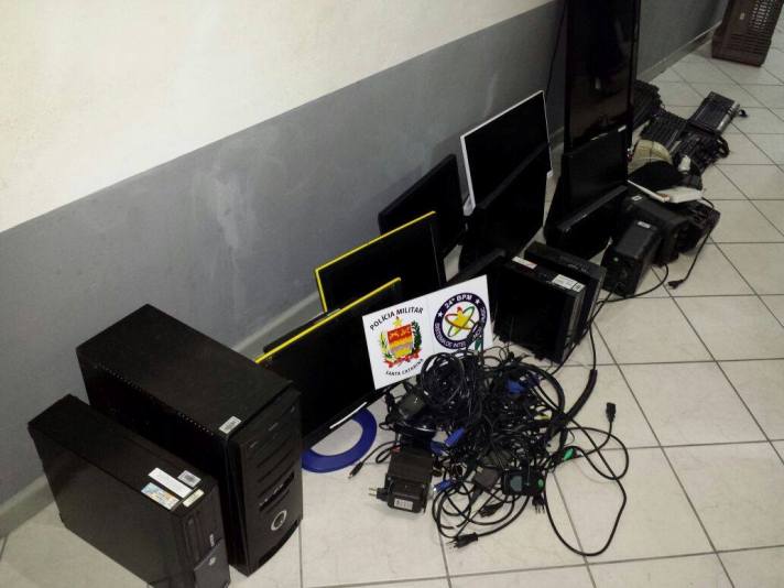 Computadores recuperados pela polícia (Foto: PM)