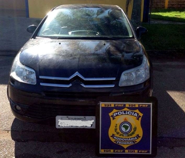 Veículo havia sido roubado em Florianópolis (Foto: PRF)