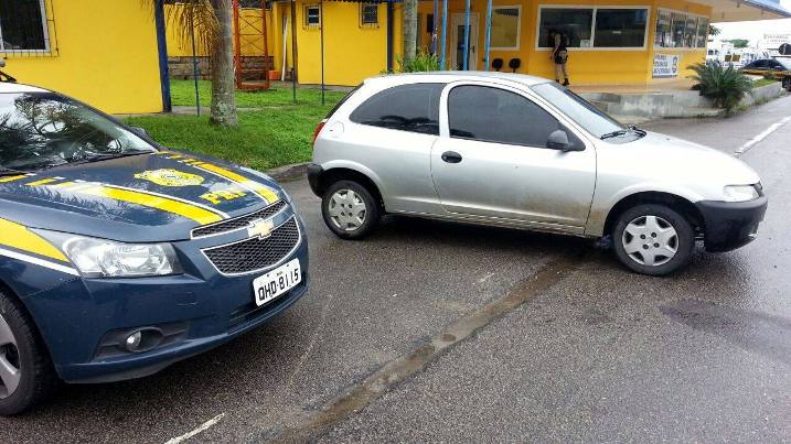 Carro foi recuperado em Biguaçu (Foto: PRF)