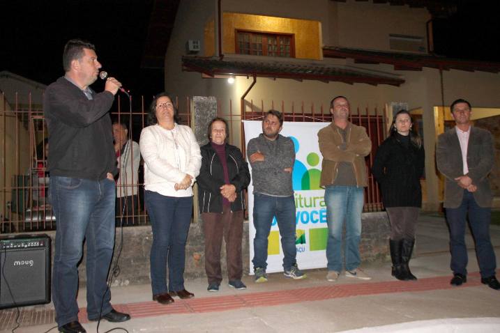 Prefeito, vereadores e secretários inaugurando obras (Foto: Divulgação)