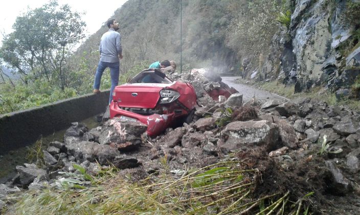Carro foi atingido por deslizamento de rochas na Serra do Rio do Rastro (Foto: PMRv/Divulgação)