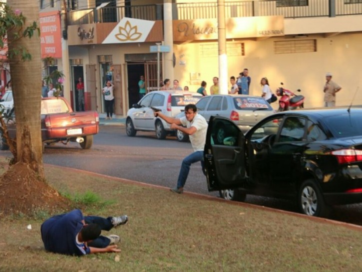 Momento em que o atirador atingiu o cabo da PM Vanilson João Pereira (caído) durante o atentado em Itumbiara, no sul de Goiás (Foto: Reprodução/TV Anhanguera)