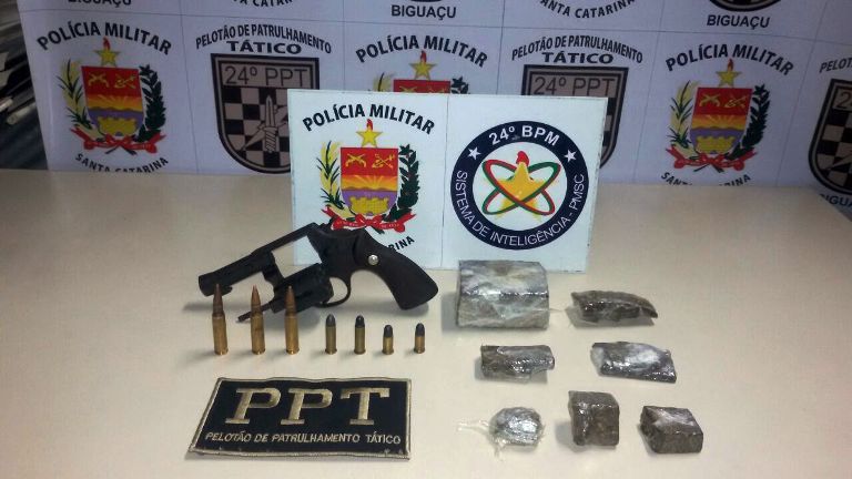Drogas, revólver e munições apreendidas na operação (Foto: PM)
