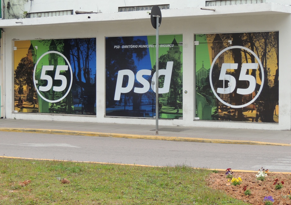 Coligação de Tuta quer tirar adesivagem da sede do PSD, no centro da cidade (Foto: Bigu´News)