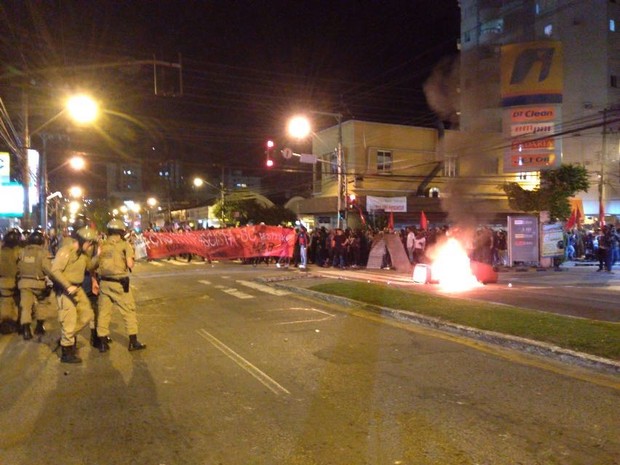 Manifestantes queimaram lixeiras em protesto em Florianópolis nesta sexta-feira (Foto: G1)