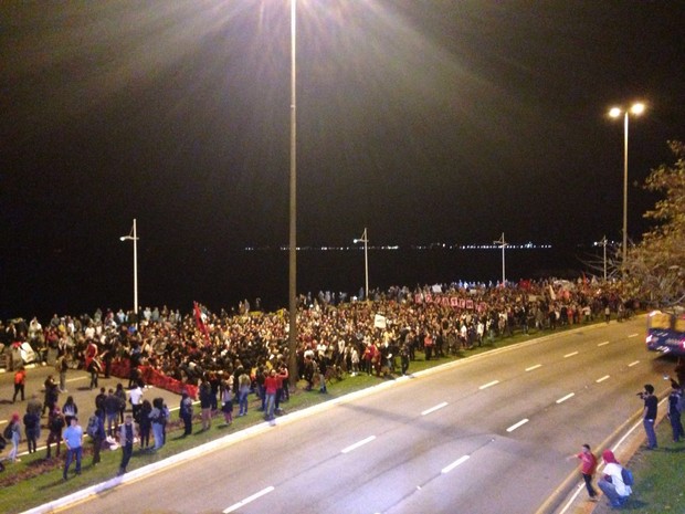 Manifestantes ocupam a Avenida Beira-mar Norte em direção ao centro na capital catarinense (Foto: G1)