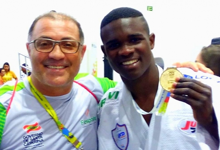Treinador ao lado do medalhista de ouro Matheus Roberto Pereira (Foto: Antonio Prado)