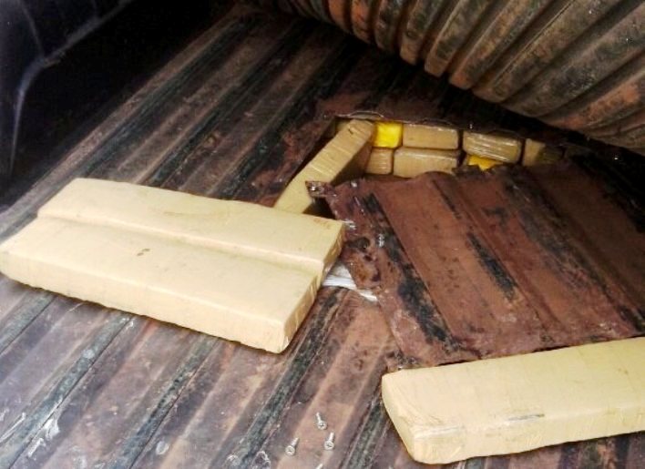 Tabletes de maconha estavam escondidos na caçamba (Foto: PRF)