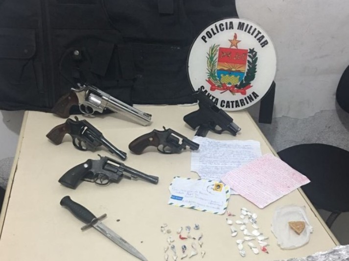 Armas e drogas foram apreendidas após conflito entre suspeitos e policiais em Navegantes (Foto: PM/Divulgação)