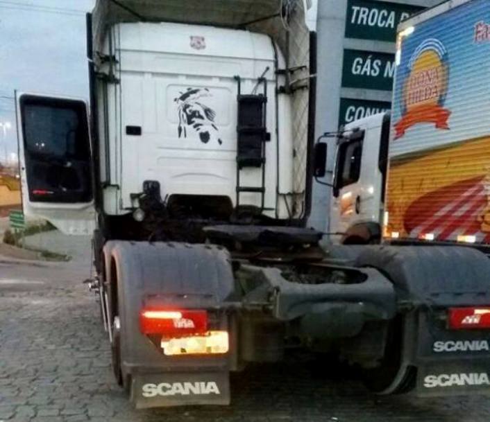 Cavalo mecânico foi abandonado em Biguaçu, mas a carga foi levada (Foto: PRF)