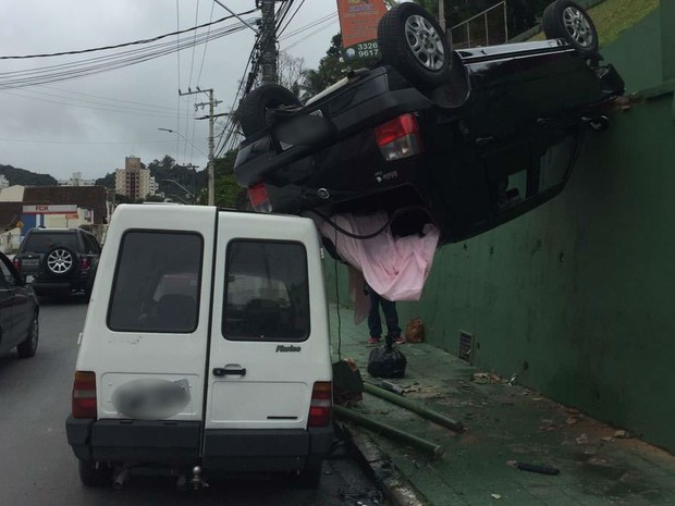 Carro caiu de estacionamento sobre outro veículo nesta segunda (3) em Blumenau (Foto: Paulo Venturi/Divulgação)