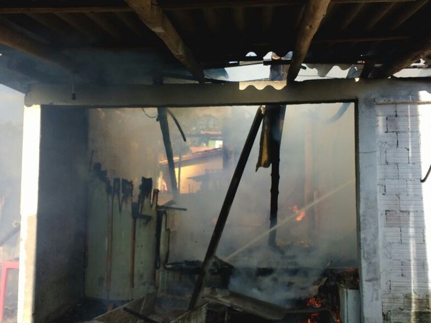 Casa ficou completamente destruída em incêndio em Criciúma (Foto: Corpo de Bombeiros/Divulgação)
