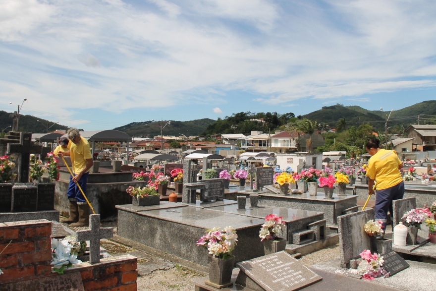 Funcionários realizam limpeza e manutenção do cemitério - Foto Paulo Rodrigo Ferreira SOI