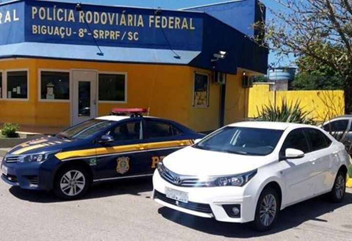 Carro foi roubado um dia antes em Florianópolis (Foto: PRF)
