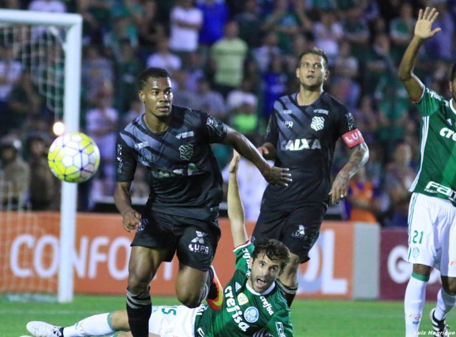 Figueirense reclama de pênalti marcado para o Palmeiras (Foto: Assessoria)
