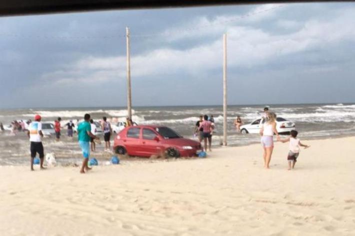 No Morro dos Conventos, em Araranguá, onda atingiu vários carros na areia