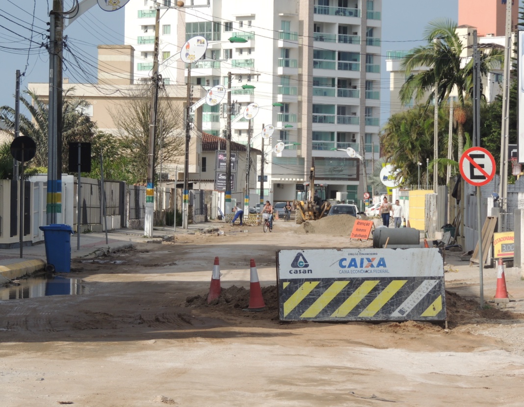 Maquinários finalizam parte de drenagem e de esgoto para a rua receber asfalto (Foto: Biguá News)