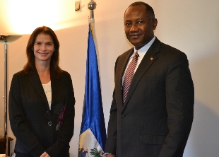 Secretária Angela Ambino na embaixada do Haiti - Foto Gisele Zanchett