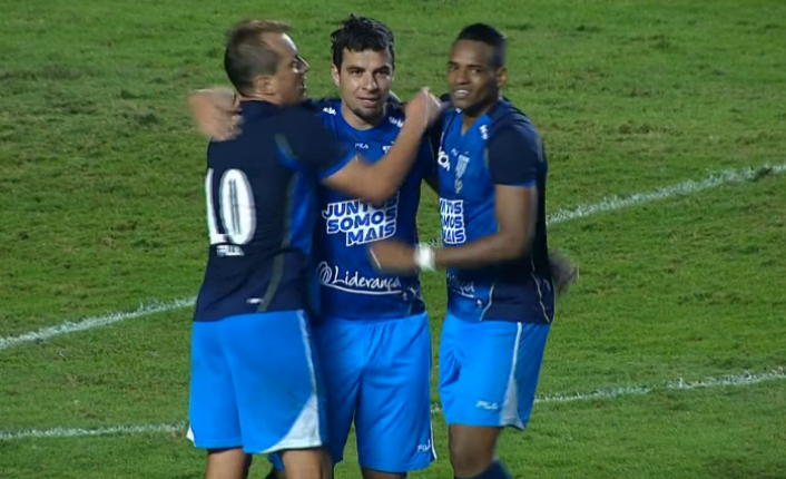 Jogadores do Avaí comemoram com o centro-avante André Lima o gol do empate com o São Paulo