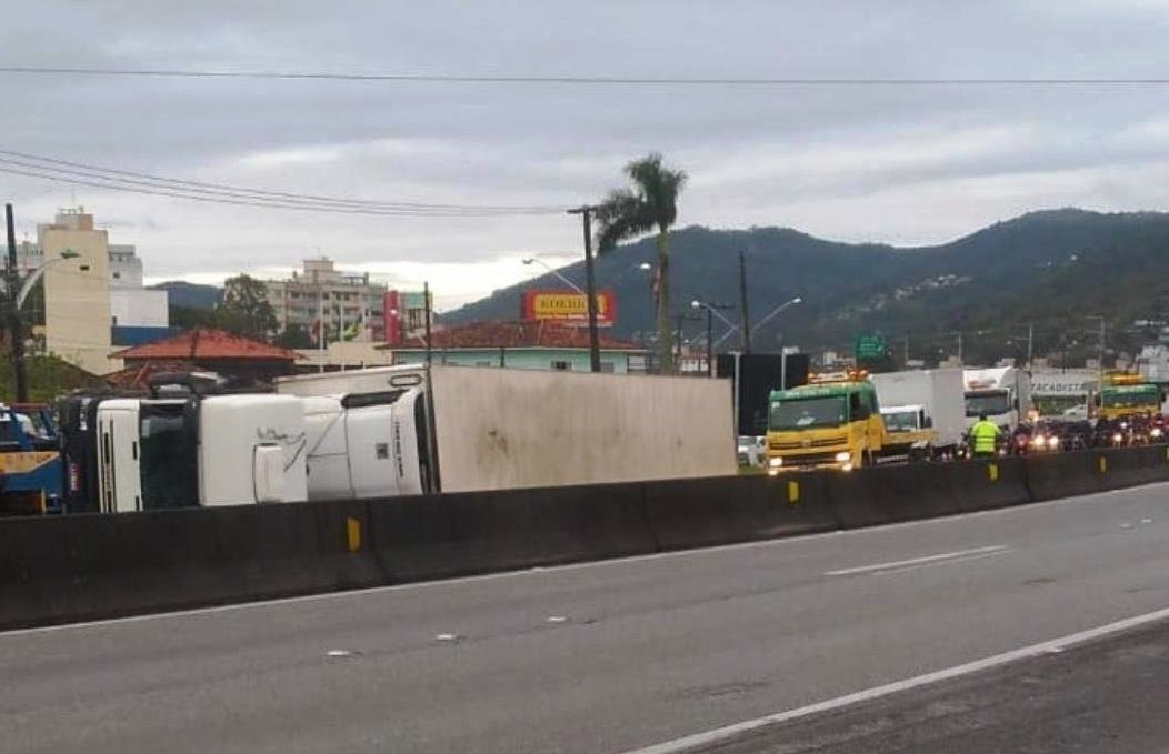 Carreta Tomba Na Br Em Bigua U E Bloqueia As Duas Faixas Da Rodovia