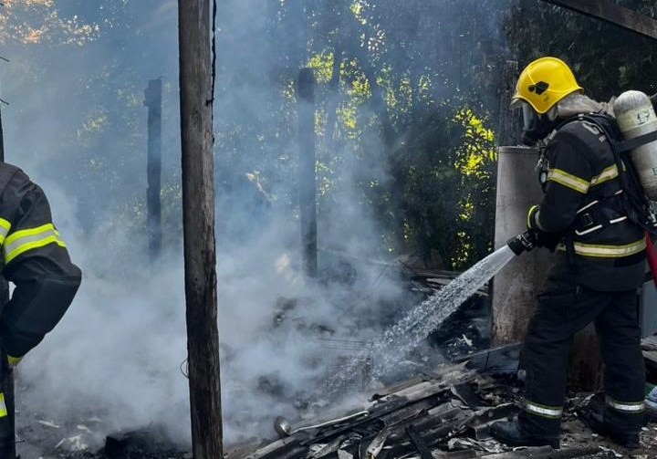 Incêndio destrói casa de madeira no bairro Guaporanga, em Biguaçu