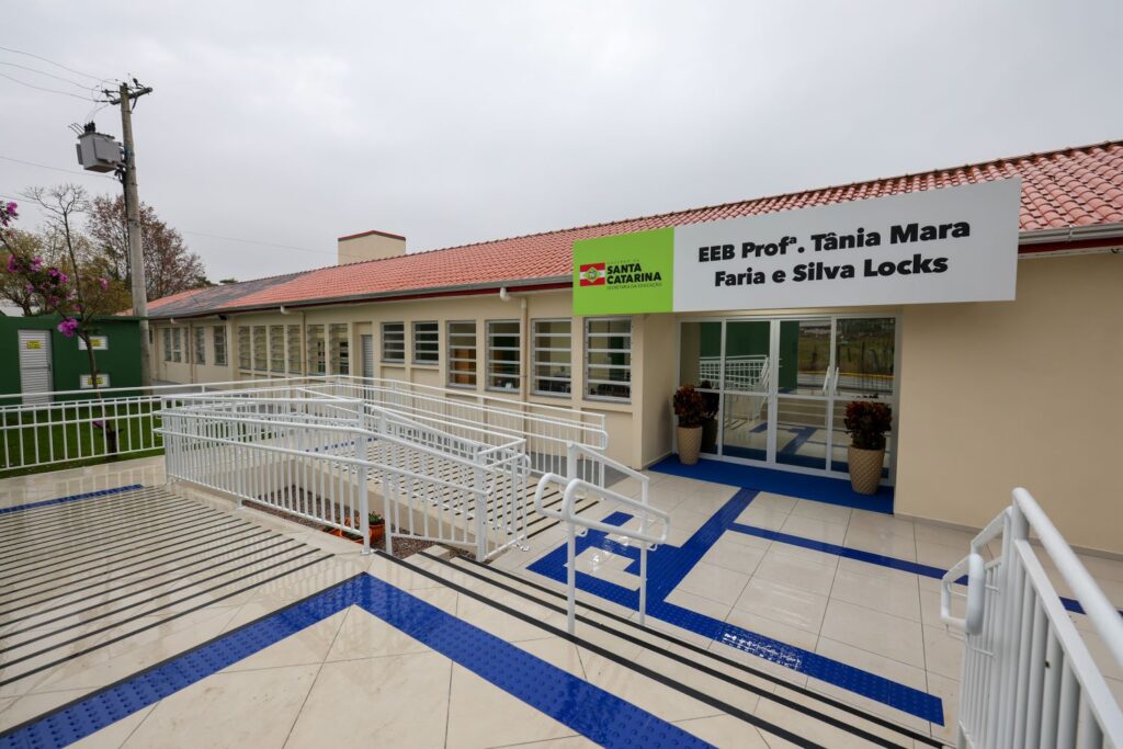 Jorginho Mello inaugura reforma da escola estadual Tânia Mara em Biguaçu