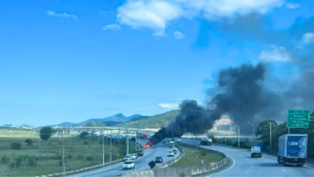 Veículo pega fogo na BR-101 e provoca congestionamento em Biguaçu