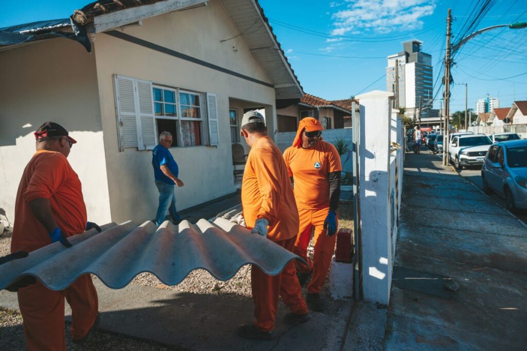 Operação Granizo ultrapassa 16 mil telhas entregues às famílias atingidas em Biguaçu