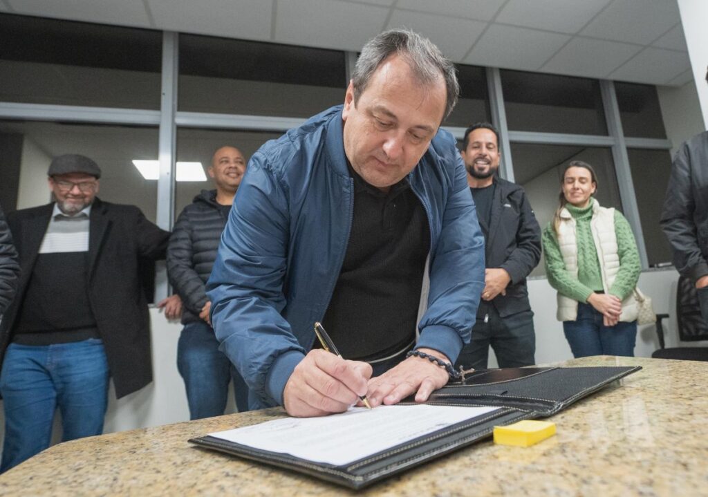 Prefeito Alexandre assina ordem de serviço para pavimentação da rua Manoel Justino de Oliveira, no bairro Boa Vista