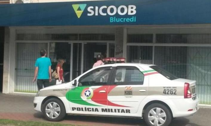 Assaltantes roubam R$ 325 mil de cooperativa de crédito em Santa Catarina