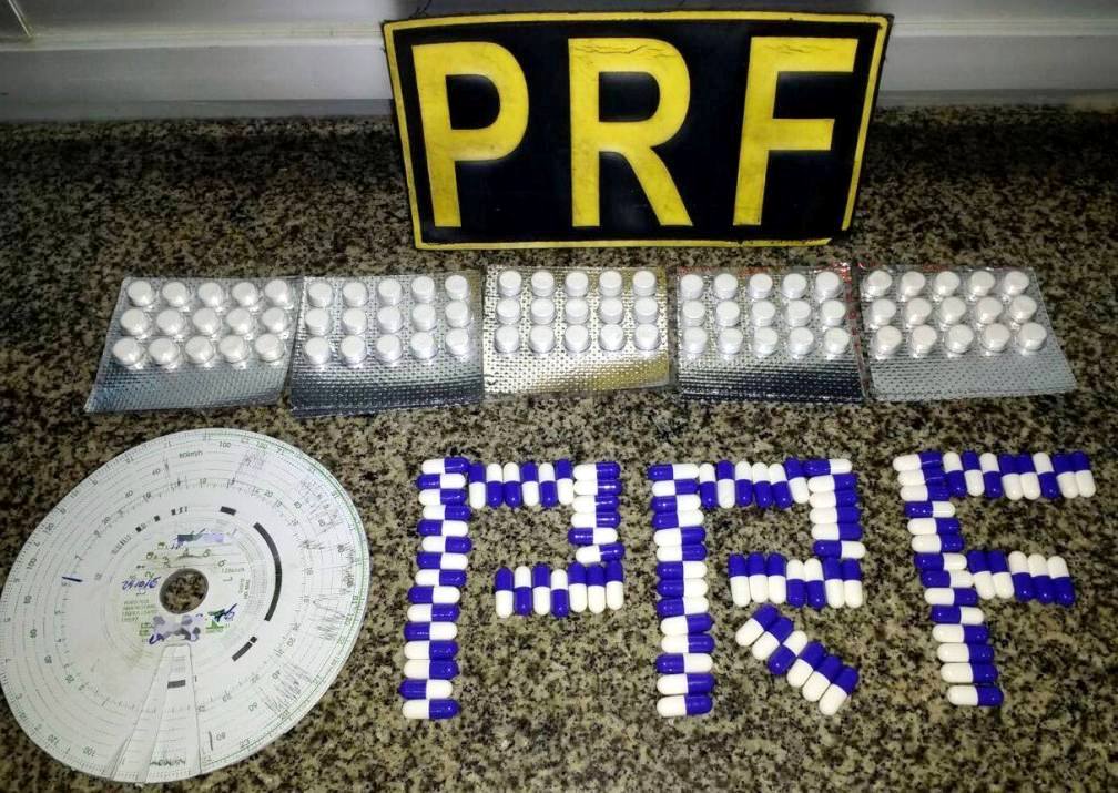 PRF flagra caminhoneiro com rebites e tacógrafo a 120 km/h