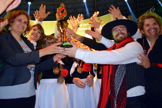 Florianópolis recebe o primeiro troféu de dança dos Jasti