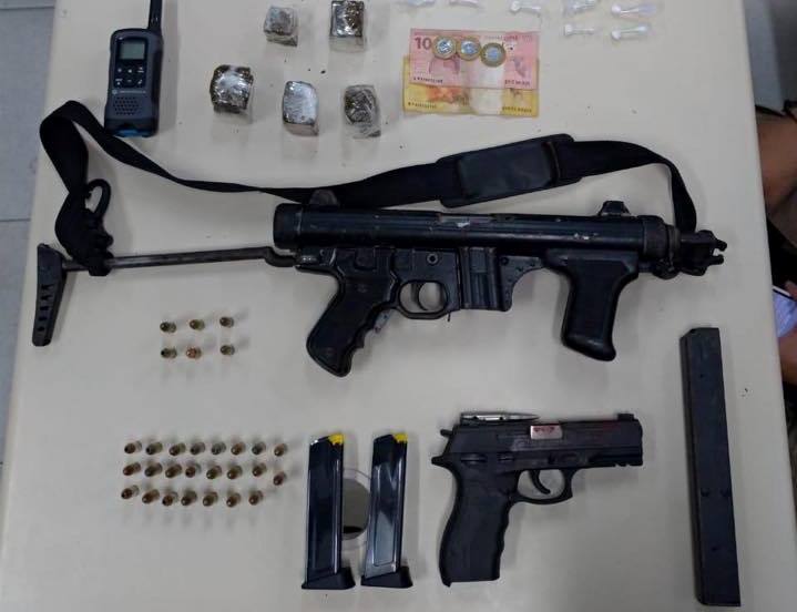 Dois morrem em troca de tiros e PM apreende submetralhadora