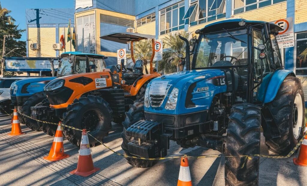 Prefeitura de Biguaçu disponibiliza novos tratores para agricultores e pescadores