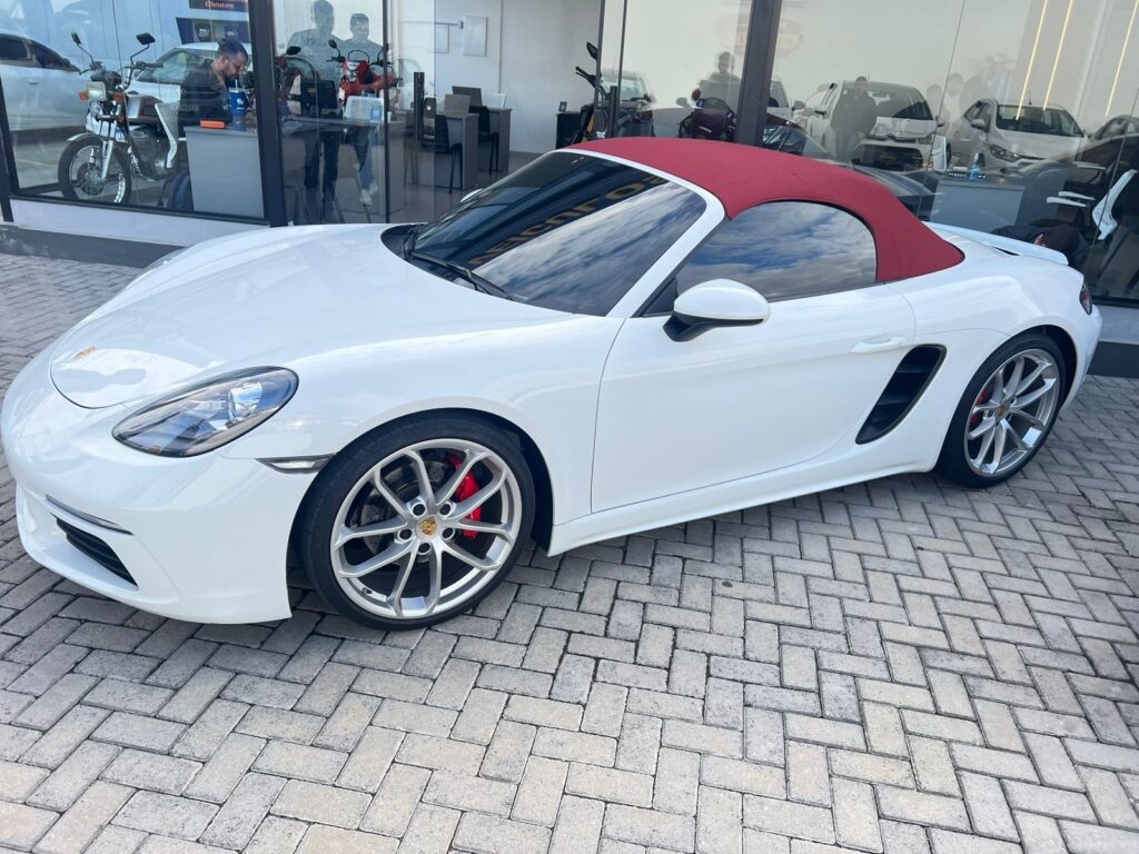 Porsche é apreendido em loja de automóveis de São José durante investigação de lavagem de dinheiro