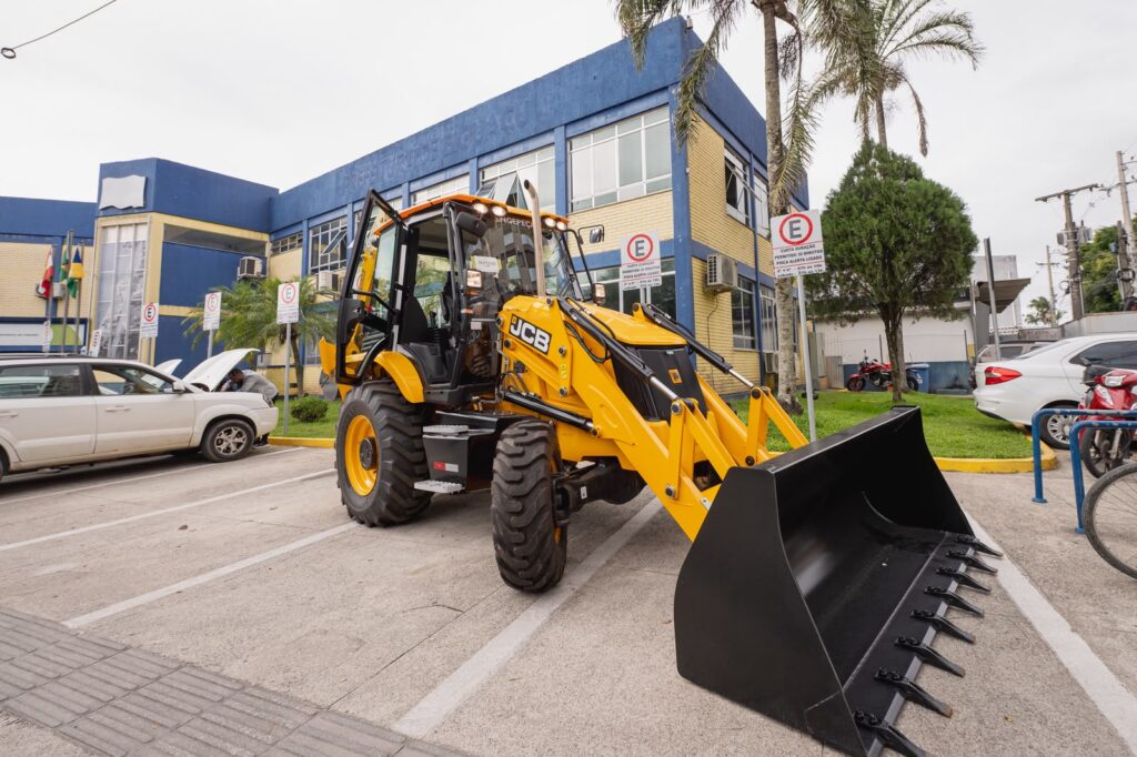 Biguaçu ganha nova retroescavadeira para ampliar frota da Secretaria de Obras e Infraestrutura