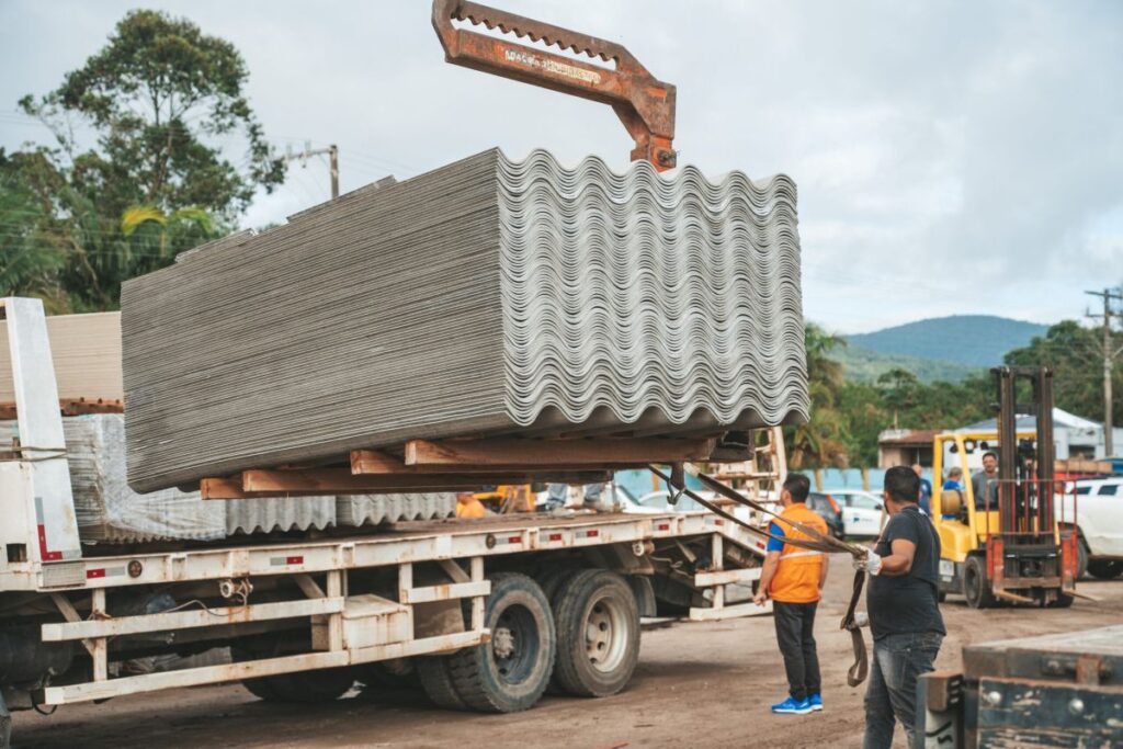Biguaçu entrega 12 mil telhas a atingidos por granizo e terá reforço nesta quinta-feira